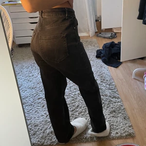 Jeans- ginatricot - Jeans får GinaTricot storlek 32 passar alla från 150-167 använd 1-2 gånger. Säljer pga har 2 utav dessa jeans nypris: 499 