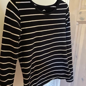 Randig tröja - Säljer min superfina randiga tröja💕Använd endast fåtal gånger och är i super bra skick, tröjan är i storlekl M men passar mig som har S, köp för 50kr+ frakt💗