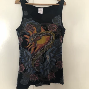 Christian Audigier topp - en superfin Christian Audigier topp (samma designer som gjort Ed Hardy)!! köptes här på plick men har inte kommit till användning. den är i hyfsat skick och sitter fint! skriv vid intresse, fler bilder eller frågor💋💋 frakten är inräknad i priset