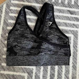 Sportbh från gymshark storlek xs  - Säljer en sport-bh från gymshark i storlek xs. Den är rätt så strechig.  Använd för länge sedan o sen har sen dess har den bara legat hemma så vill man köpa den behöver man endast betala frakten😊 