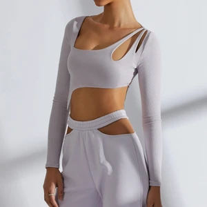 Oh Polly tröja med öppen rygg  - Lilac tröja med öppen rygg från Oh Polly i storlek Uk 8 (eu 36) men skulle säga att den passar en XS! Använd 1 gång för bild, orginalpris 325kr