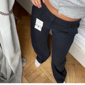 Kostymbyxor zara - Säljer nu dessa supersnygga lågmidjade kostymbyxor från Zara pga att jag inte får så mycket användning av dem tyvärr. Skicket är superfint och byxorna är långa på mig som är 173, storlek M💕 Lånade bilder, men önskas fler och egna bilder skickar jag gärna!💕Dessa är slutsålda på hemsidan 💕💕