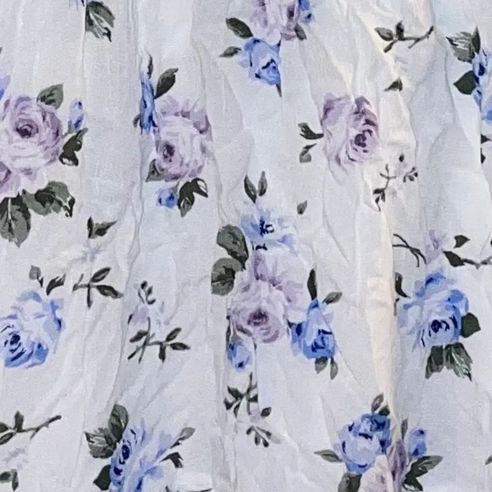 Supersöt klänning från Hollister med blommor som endast är använd två gånger så är i superskick. Läs bio för mer info, skicka dm vid frågor eller fler bilder💕. storlek: S. Klänningar.