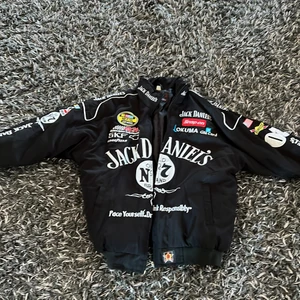 Racer jacket  - En svart racer jacket i storlek M men skulle säga att den är S, köpare står för frakt, bud är bindande❤️ Köp direkt för 900