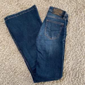 Snygga lågmidjade bootcut jeans från crocker. Superfint skick. 