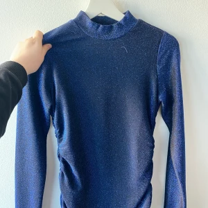 Blå Glittrig tröja - Oanvänd! Från gina tricot, storlek S :)