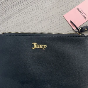 Juicy couture necessär  - Säljer en juicy couture necessär då den aldrig kommit till användning 💓 köpte den i usa för 59$ men säljer den för 150kr🥰 kan gå ner i pris vid snabb affär🤍 kan både mötas och frakta !!