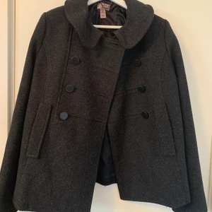 Kappa hm - En kortare mörkgrå kappa från hm. Sitter så fint på perfekt längd och passform. Strl S/M. Fraktar eller möts upp i Stockholm.