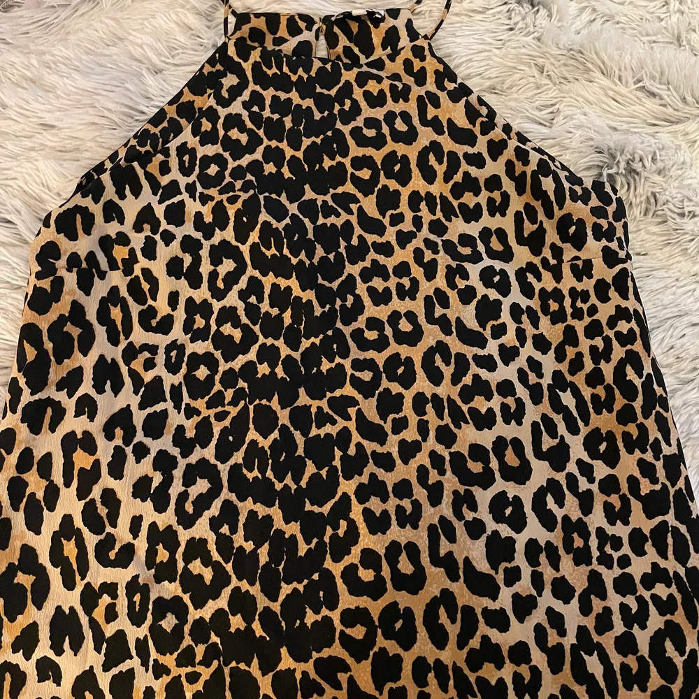 Säljer denna underbart fina topp i leopard mönster, toppen kan både bäras med eller utan skärp, (tillkommer) säljer för 100 kronor +frakt. Toppar.