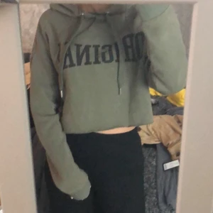 hoodie  - grön lite croppad hoodie i storlek xs. den kommer från h&m och är jätte fin och har trycket ”original” 😇