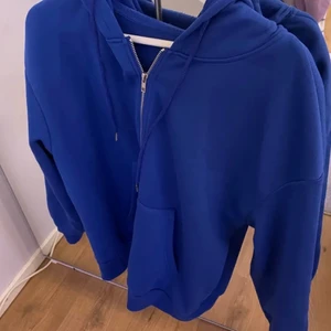 Blå zip up hoodie  - En blå fin zip up hoodie, säljer pga av att jag aldrig använder 