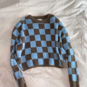 Bershka tröja storlek M - Köpte tröjan för någon månad sen, men det slutade med att jag aldrig använde den. Tycker den sitter bra och är väldigt söt! 