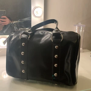 weekday väska  - supercool weekday väska!! nypris 500kr, skriv privat för frågor å fler bilder💕💕💕💕 