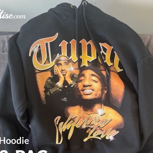 Tupac hoodie  - Hoodie med tupac tryck köpt från pull&bear för 300kr. Köpt på herr men passar båda. Använd några gånger men i bra skick