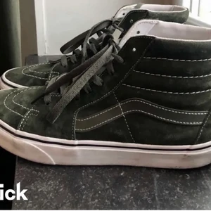 höga vans  - säljer mina höga vans i militärgrön färg. Lånad bild men ser exakt likadana ut. Passar storlek 36-37. bara använt de nån gång så super bra skick. 