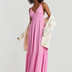 Gina tricot carmen maxi dress  - Slutsåld rosa klänning från Gina tricot. Storlek XS. 💕💕💕💕 Många intresserade så jag startade en budgivning 😊
