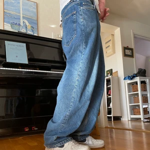 Baggy Jeans - Fire baggy jeans från asos med svinnice passform, och är i bra skick förutom lite slitningar där nere på byxan 👍 står 36 i midjan men sitter typ som 34