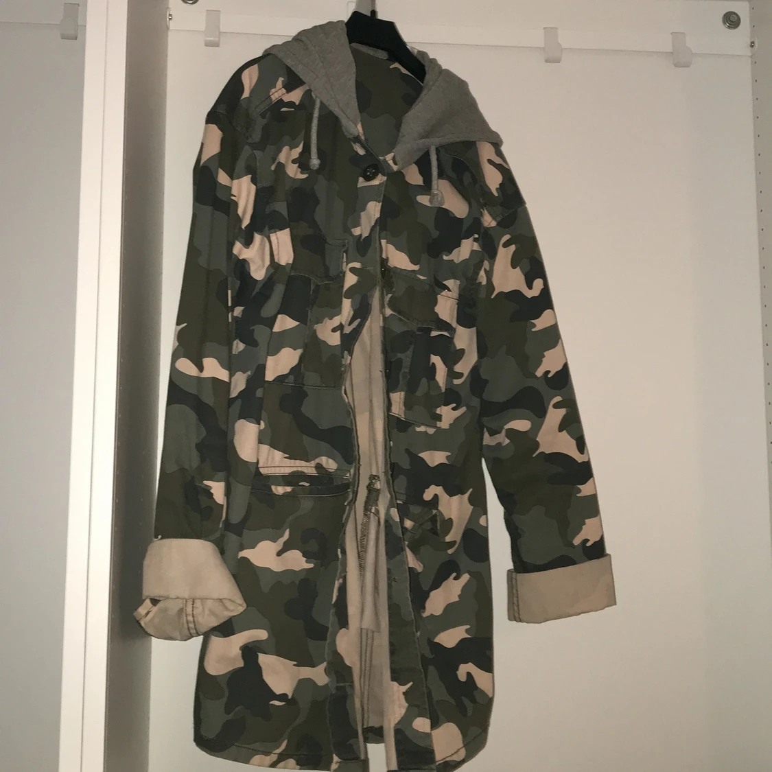 En jacka i militär i storlek S