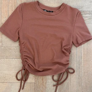 Populär tppp från Zara  - Topp från zara aldrig använd, storlek S 