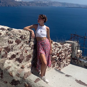 Blommig kjol med slit  - Superfin blommig kjol med slit, perfekt nu till sommaren! Storlek XS 