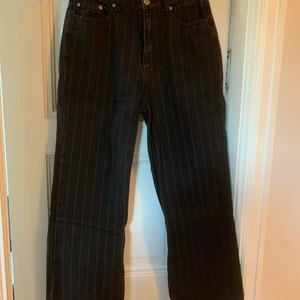 Geztus randiga jeans  - Supersnygga randiga jeans från Gestuz. Sparsamt använda. Strl 27/32