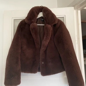 Brun pälsjacka - Oanvänd! Superfin teddyjacka som tyvärr inte kommer till användning! Storlek 36 🤎 (lånad bild på andra bilden) 