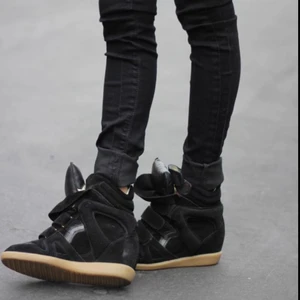 Isabel Marant skor - Säljer dessa sjukt snygga Isabel Marant skorna som är perfekt för sommaren! De är helt oanvända och i storlek 39, nypris 4700kr. Skriv vid intresse eller för fler bilder!!💕💕💞