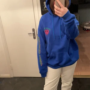 Yourturn blå hoodie - En cool blå hoodie men två detaljer, en på bröstet och en text på ena armen. Den är go och mjuk inuti. Hoodien har en bra och stor luva. Den är relativ lång går ner nöstan över min rumpa. Köpte den för ca 350kr förra året.