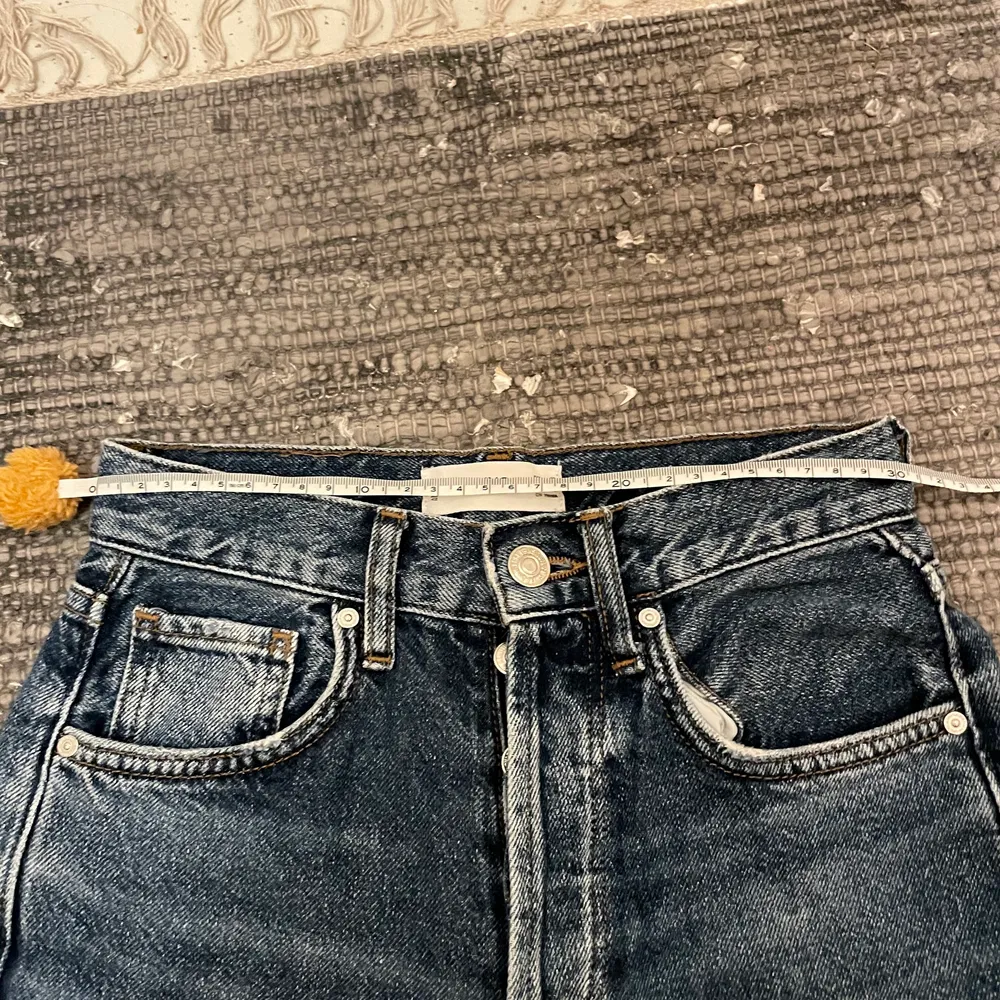 Skit snygga jeans från Mango med ett hål lite ovanför knät. Är snäppet för korta på mig som är 178 och därför säljer jag dem.💕💓 (två första bilderna är lånade). Jeans & Byxor.