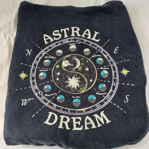 Hoodie pull&bear - Svart Pull&Bear hoodie med tryck säljes. Nyskick. Stl S. Kan skickas. Nypris 399 finns ej i lager 