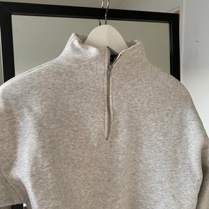 Ziptröja - Grå ziptröja från nakd. Snyggt till gråa mjukis eller till vardags. Bra skick!! Hör gärna av dig med frågor🤍