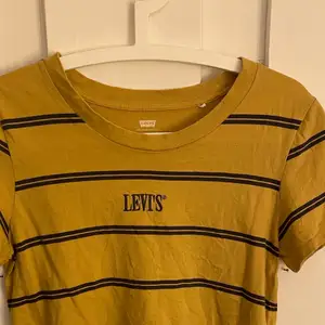 Supersöt lite kortare tröja från Levis. Använd fåtal gånger. 