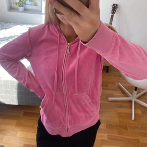 Juicy couture kofta - Kofta från Juicy couture, kan mötas i Stockholm annars står köparen för frakten💗lite trasig längst ut på ärmearna som syns på bilden💗