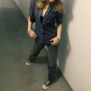 Väska Zara - Väska från Zara i vinröd färg. Superfin axelremsväska som jag har vikt till en handväska. Jag föredrar att ha den med kortare band men om man vill ha längre så funkar det lika bra. Fint skick. Stängs via magnet. Vid stort intresse så blir det budgivning. ❤️‍🔥