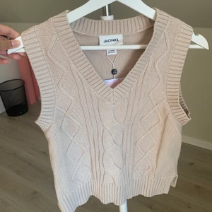 Beige väst✨ - En söt beige väst från monki, säljer för den aldrig kom till användning. Helt ny och prislapp fortfarande på✨