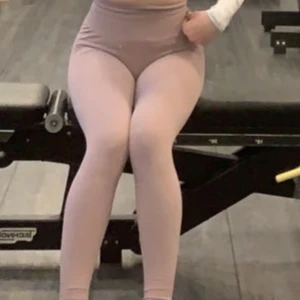 Aim byxor - Jättefina och sköna träningsbyxor. Märket har lossnat på ena sidan annars är dom i väldigt bra skick. 