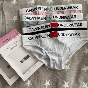 Calvin Klein trosor  - Calvin Klein trosor i Obs! Barnstorlek! XL, så är små i storleken! Passar till 32-34. Inte större tyvärr. ❗️Helt oanvända och inte ens provade såklart!❗️I förpackning. Så snygga! Rosa&Grå samt Svart&Vit. Köpta från kidsbrandstore.  ➡️100kr/ förpackning!⬅️ inget annat. 🔺SVARTA&VITA SÅLDA - ROSA&GRÅ KVAR🔺