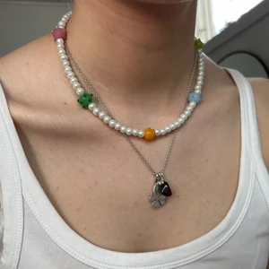 pärlhalsband  - Supercoolt pärlhalsband av vaxade glaspärlor och stenpärlor! På bild 1&2 ser man hur långt respektive kort man kan få det, och det är ung 39-43cm💖 Frakten på 14kr ingår i priset!