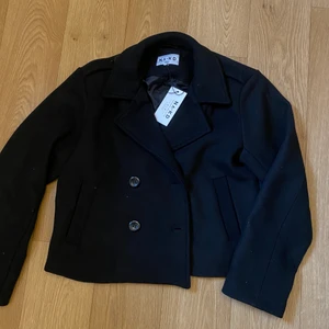 Kort kappa nakd - Helt ny endast testad, från NA-KD. Storlek 38 men passar 34-36 med. Varför det ser ut som att det är vita prickar på den är för att det fastnade från en stickad ja hade på mig när ja packade upp den av nån anledning så de har jag rollat bort nu❤️ nypris 699kr slutsåld i alla storlekar 