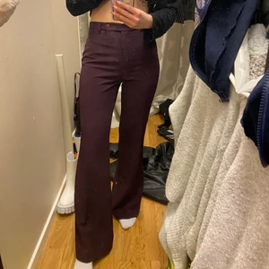 Lila kostymbyxor  - Jättefina lila kostymbyxor som tyvärr inte kommer till användning. Bra skick!! storlek 36 men sitter bra på mig som är xs/s och 160 lång