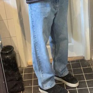 Jeans från weekday bara testade - Bara testade,Köpte dom på weekday för 600kr säljer dom för 400kr är 175 cm 