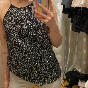 Glittrig topp - Glittrig topp från Atmosphere, storlek M men sitter också bra på en S! 