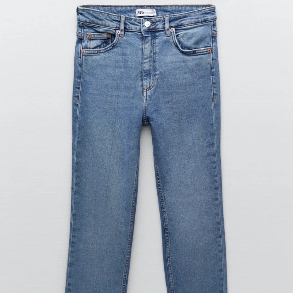 Blå zara jeans med slit på sidan som är i nyskick. Dom är aldrig använda och prislappen sitter kvar. Säljer då jag köpte i 2 storlekar och inte hann lämna tillbaka🤎🤎. Jeans & Byxor.
