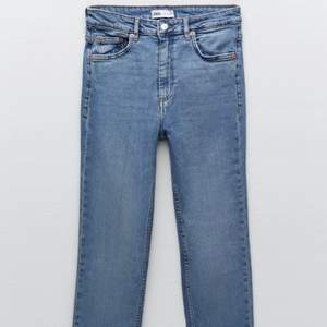 Blå zara jeans med slit på sidan som är i nyskick. Dom är aldrig använda och prislappen sitter kvar. Säljer då jag köpte i 2 storlekar och inte hann lämna tillbaka🤎🤎