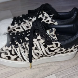 Adidas stl 38,5 ( passar även en 39) - Använda en gång. Lite smutsiga under men annars toppen skick. Skickar allt jag säljer mot porto 