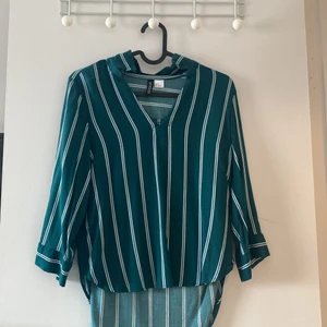 Skjorta - En randig 3/15 ärmar i en cool grön färg! Storlek 32 men skulle säga att den funkar mellan 32-36! Från hm och aldrig använd!