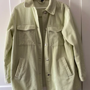 Manchester shacket - En pastelgrön shacket eller skjortjacka i manchester ifrån HM                          Knappt använd då den inte var min stil