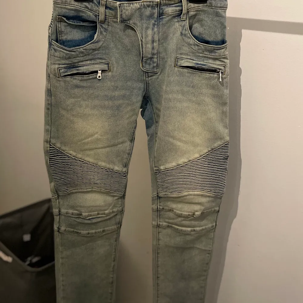 Highend Balmain jeans, väldigt eftertraktad och välkänd modell: Bud från 4000kr, kostar ca 8000kr nya på farfetch, kvitto medföljer. Storlek 32.. Jeans & Byxor.