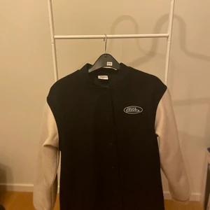 Jacka - säljer nu min jacka för att jag inte använder den. Den är köpt på hm och köpte den för 350 och säljer den för 120 kr. Den är i nyskick och är i storlek xs/xxs.