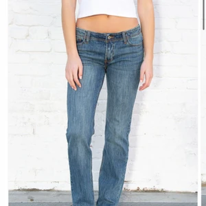 Low Rise brandy melville jeans!! - Low Rise jeans från brandy Melville, köpta i brandy Melville butiken i Stockholm! Väldigt bra skick, köpta för 400 säljer för 260+frakt!! Kontakta mig för fler bilder💗💗💗